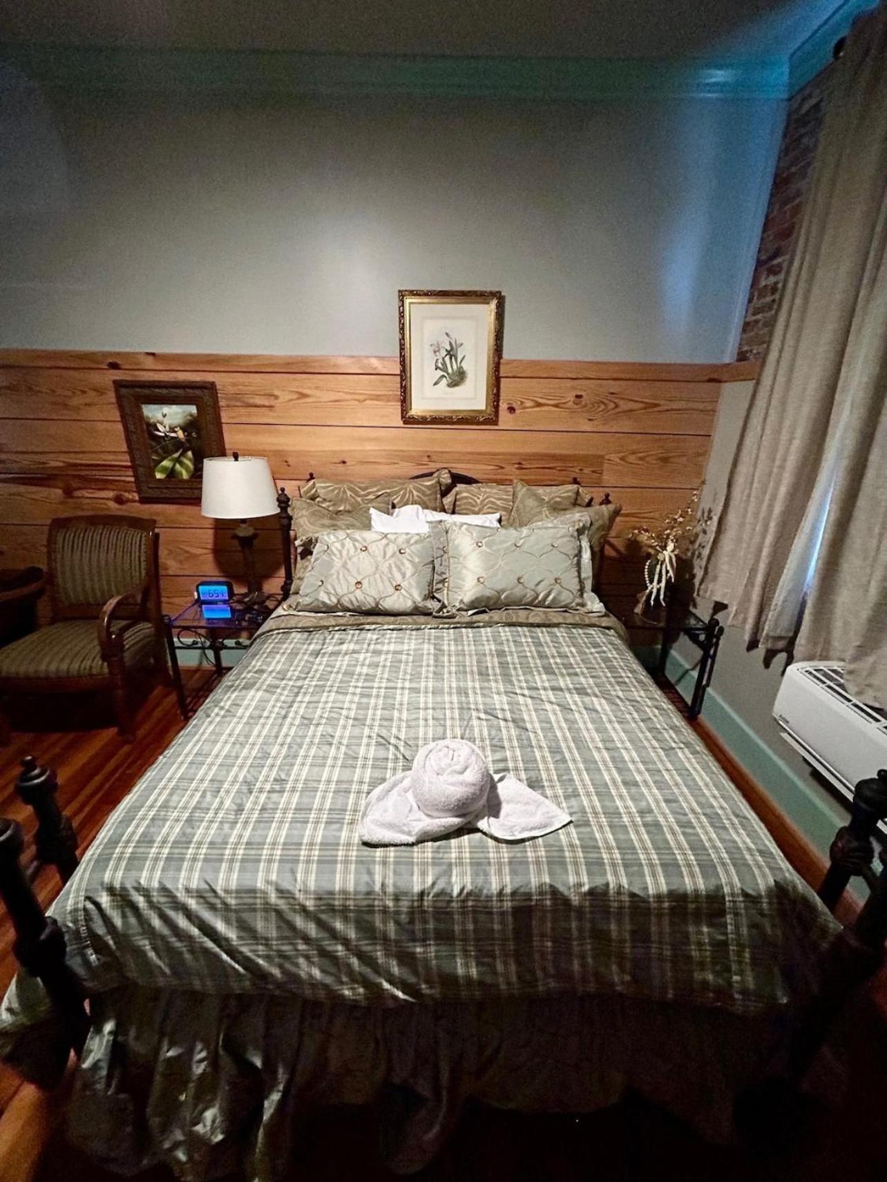 Chipley'S Squareview Inn Carthage 외부 사진