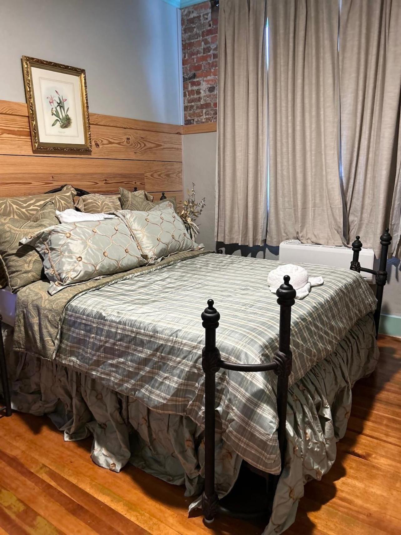 Chipley'S Squareview Inn Carthage 외부 사진