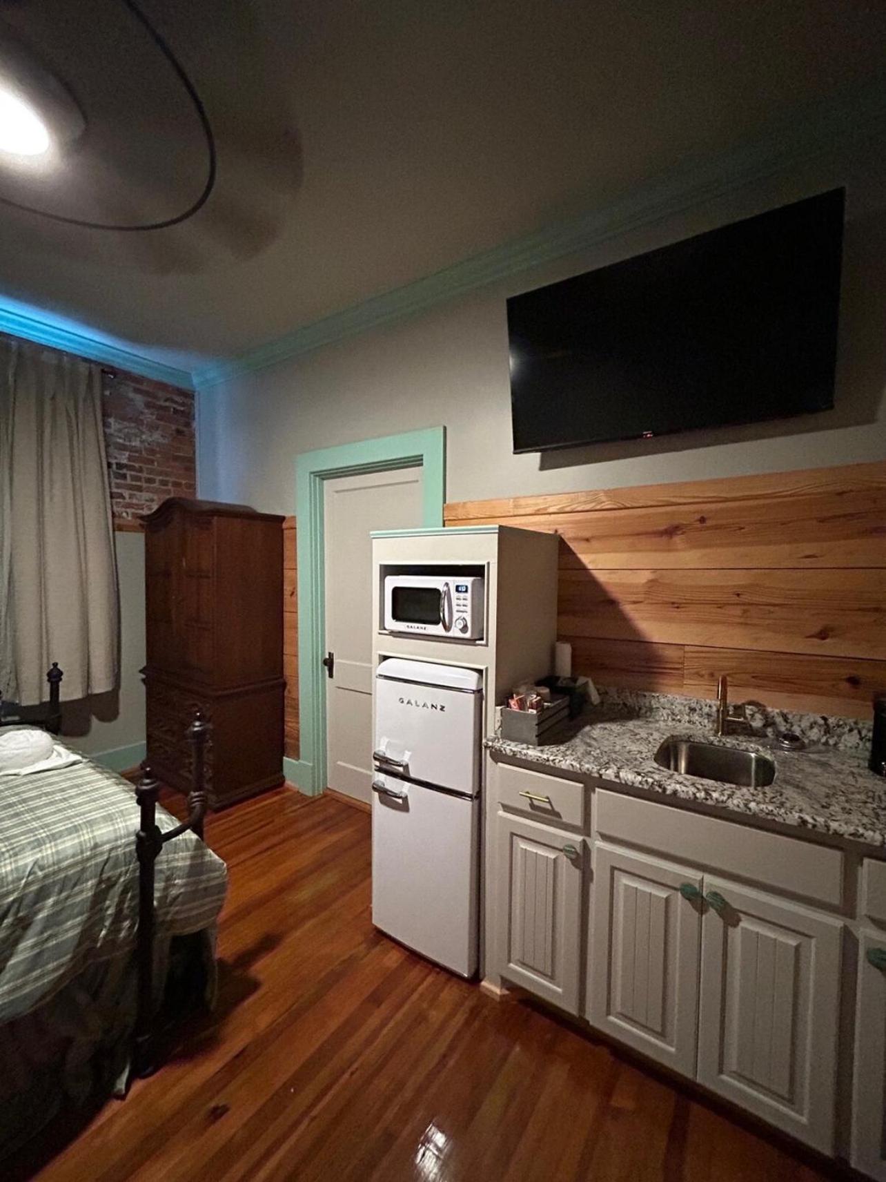Chipley'S Squareview Inn Carthage 외부 사진