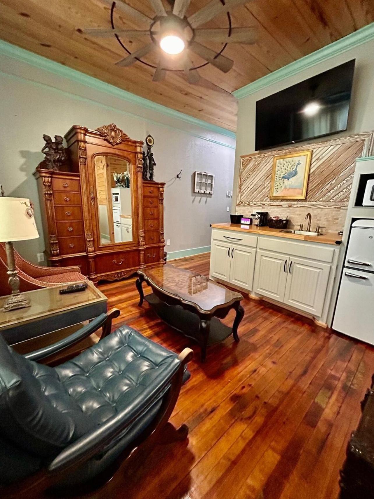 Chipley'S Squareview Inn Carthage 외부 사진