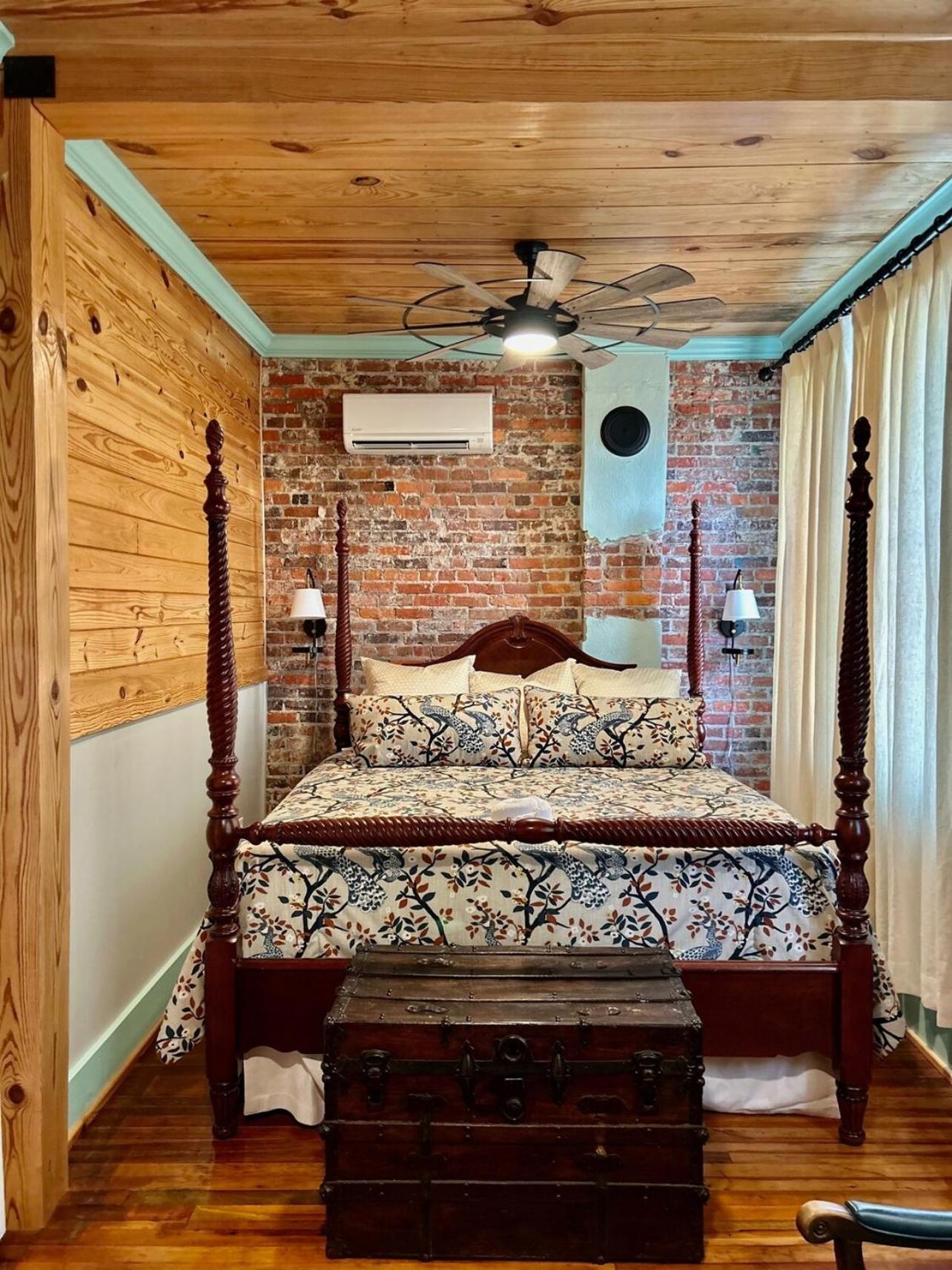 Chipley'S Squareview Inn Carthage 외부 사진