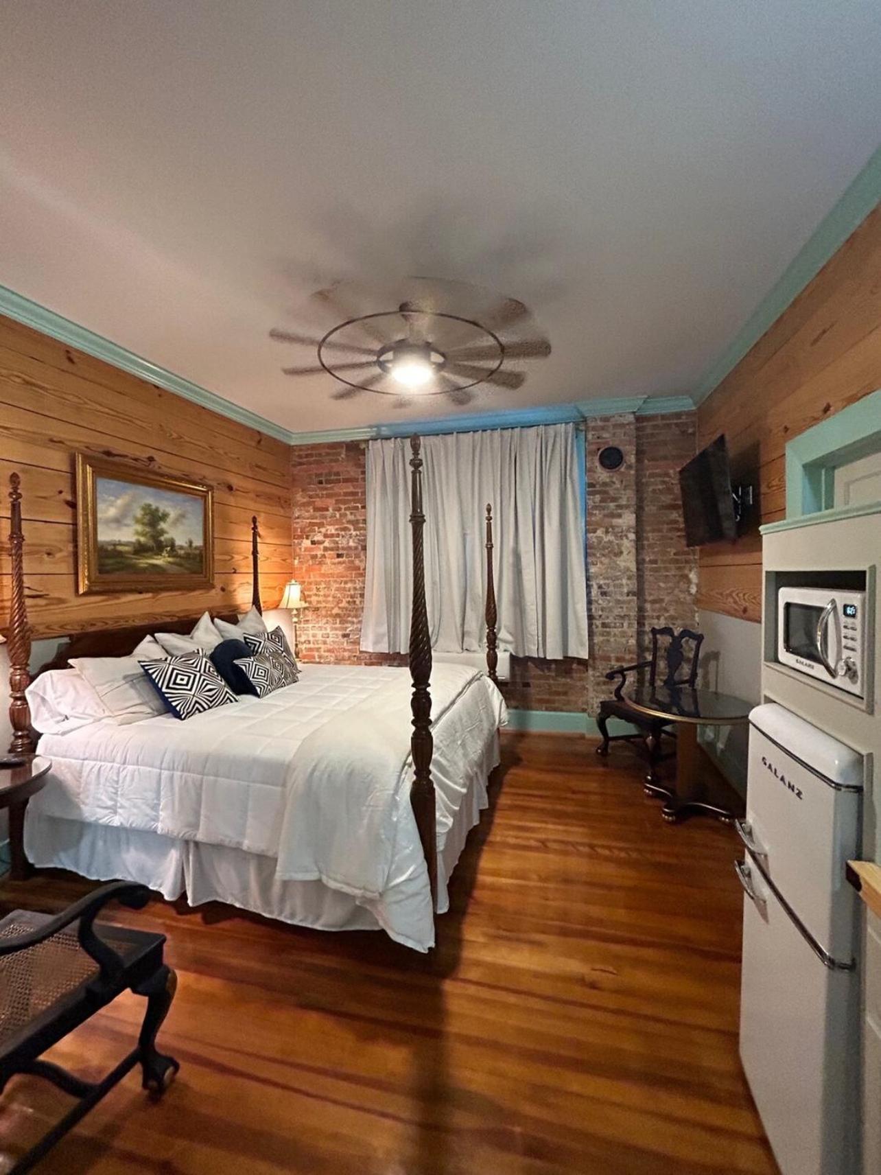 Chipley'S Squareview Inn Carthage 외부 사진