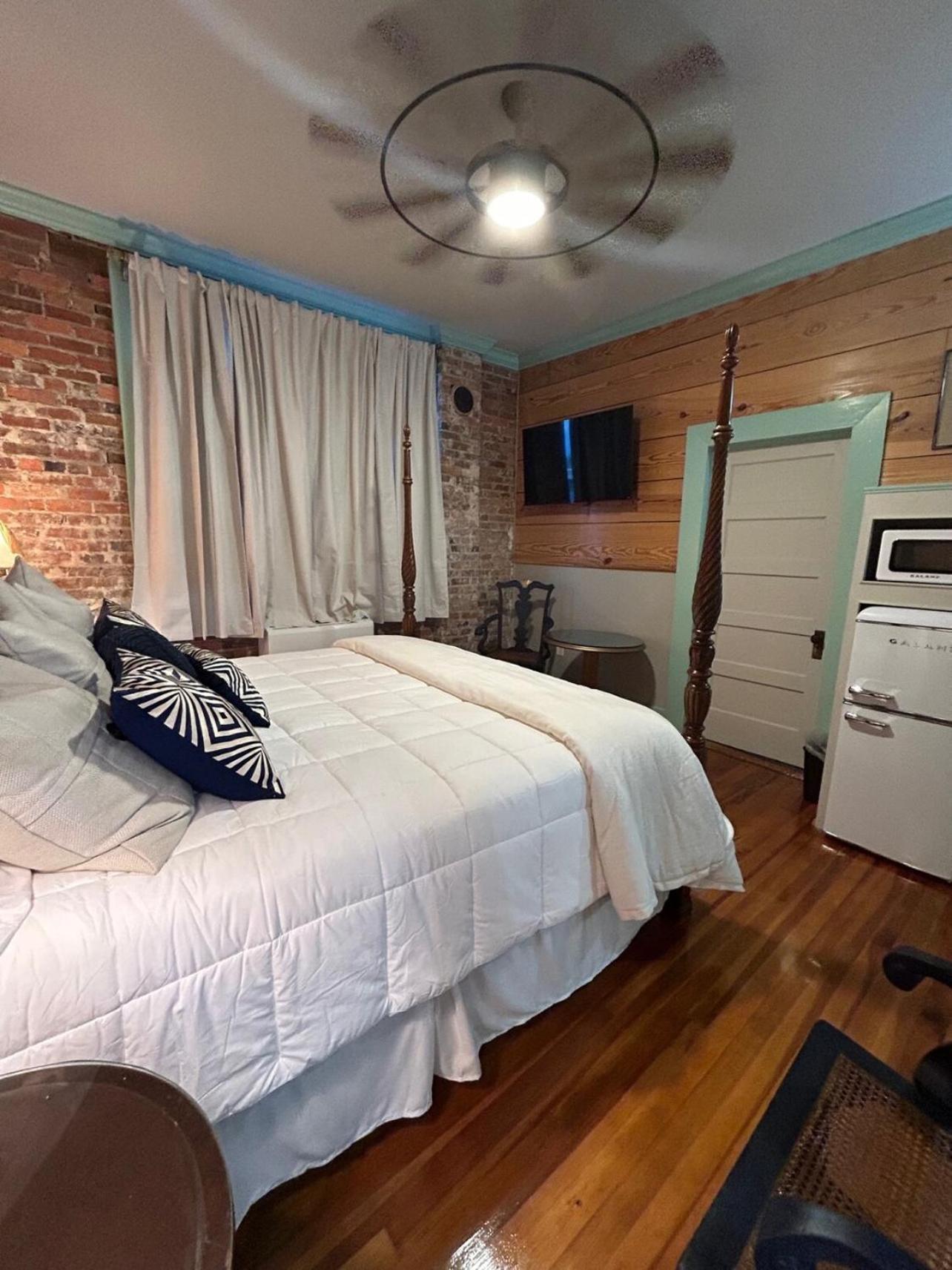 Chipley'S Squareview Inn Carthage 외부 사진