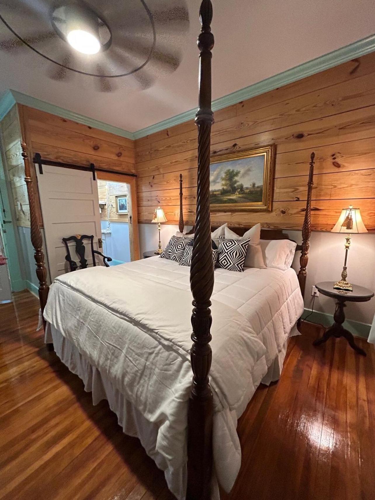 Chipley'S Squareview Inn Carthage 외부 사진