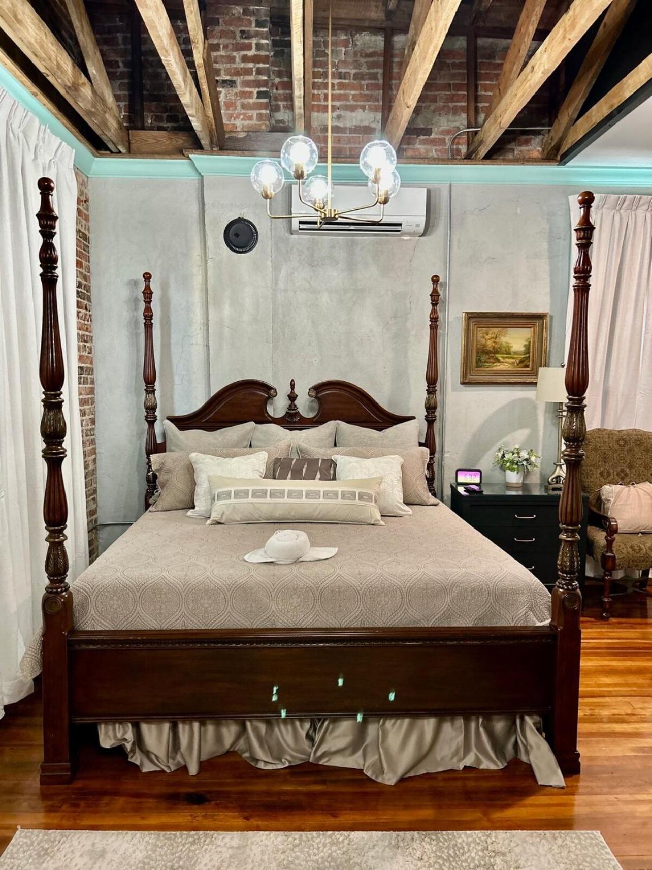 Chipley'S Squareview Inn Carthage 외부 사진