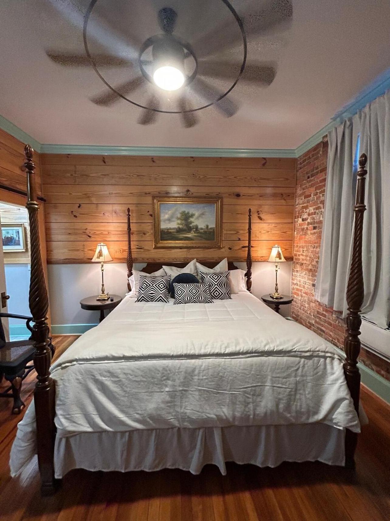 Chipley'S Squareview Inn Carthage 외부 사진