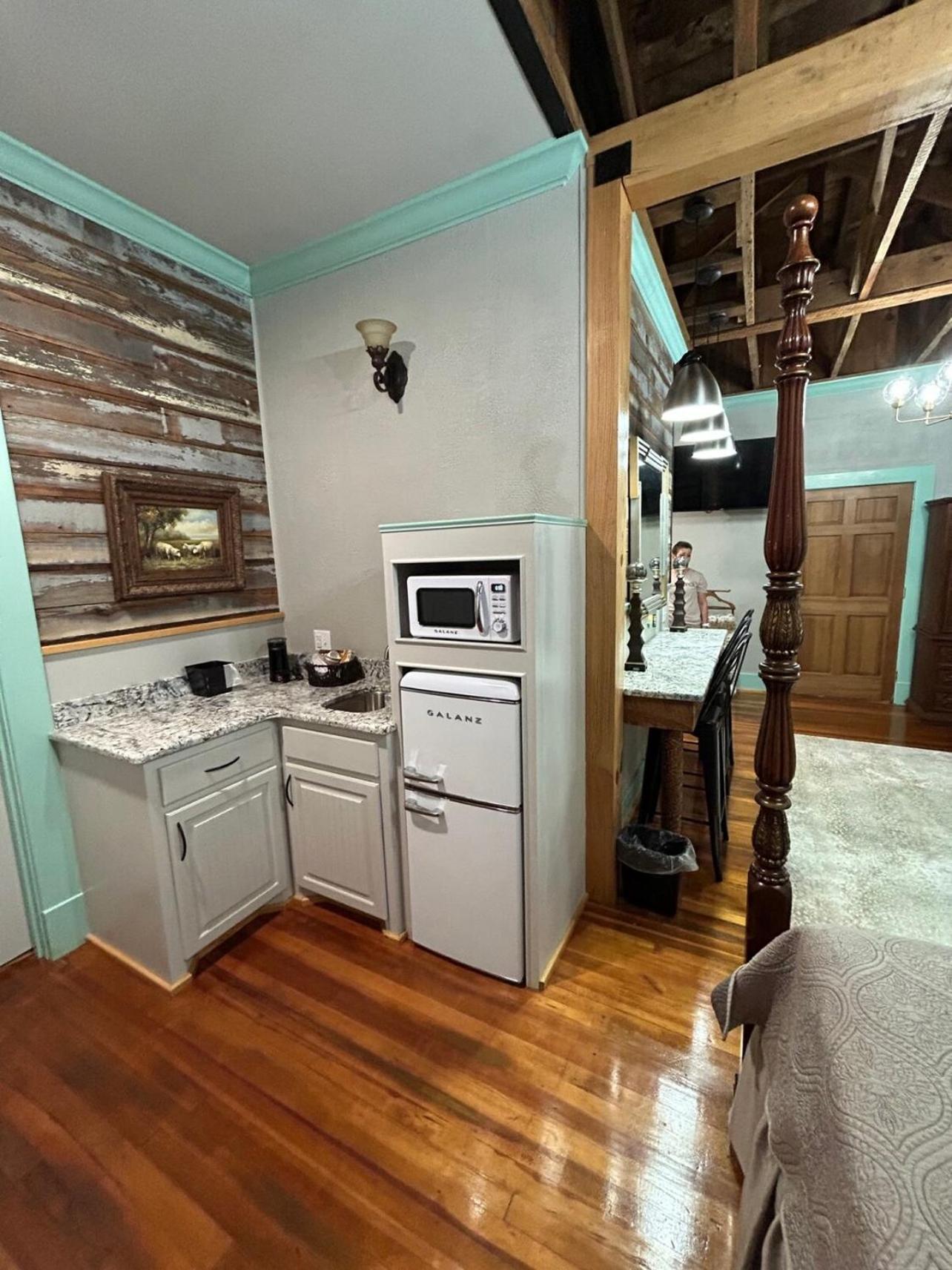 Chipley'S Squareview Inn Carthage 외부 사진